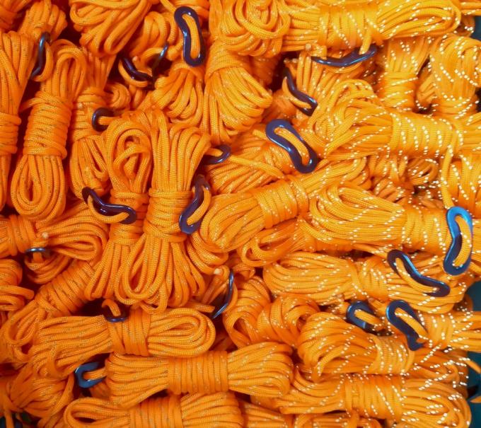 A corda reflexiva de nylon 550lbs Guyline da barraca incandesce No T&T escuro 0